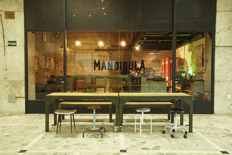 巴西“Mandíbula”复古风酒吧设计赏析