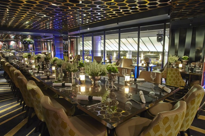 英国"Quaglino"西餐厅设计以其精致的装饰艺术风格和巨大的弧形楼梯而闻名