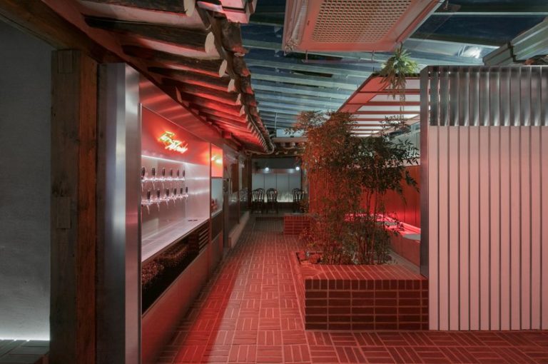 中国有名餐饮设计公司分享-韩国酒吧设计将德国电影与传统建筑融合