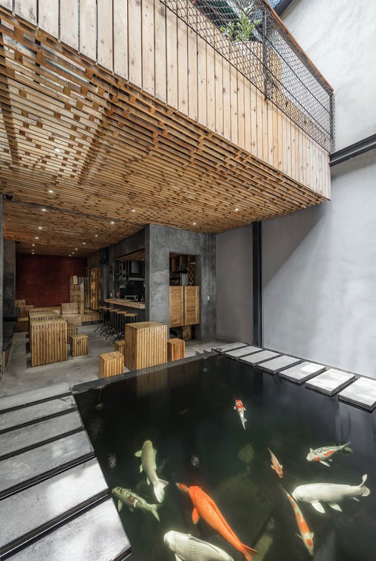 越南一家以锦鲤鱼为灵感的咖啡馆里采用了都市农业模式