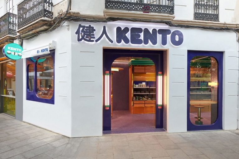 连锁加盟店餐饮案例分享-西班牙巴伦西亚寿司店用大胆的颜色和反光材料来增加空间感