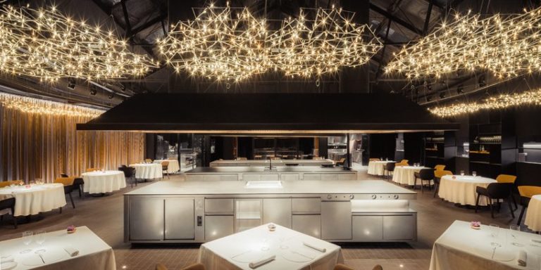 深圳营销策划公司十强分享巴勒罗纳全开放厨房的主题西餐厅装修案例